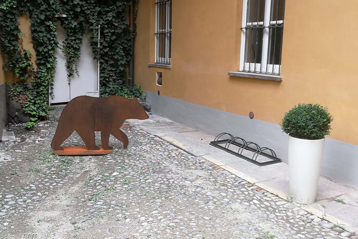Progetto in corten di uno sfridotto a forma di orso realizzato da Argentero Design per l'inserimento in uno spazio verde.